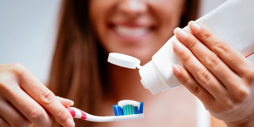 top-mistakes-when-brushing-your-teeth-1000x500